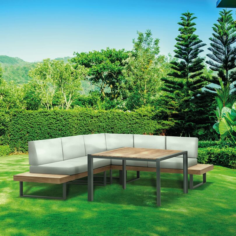 Das Lounge-Set Alu-Teak Capri passt perfekt auf den Balkon oder die Terrasse und bietet eine gemütliche Sitzgelegenheit.